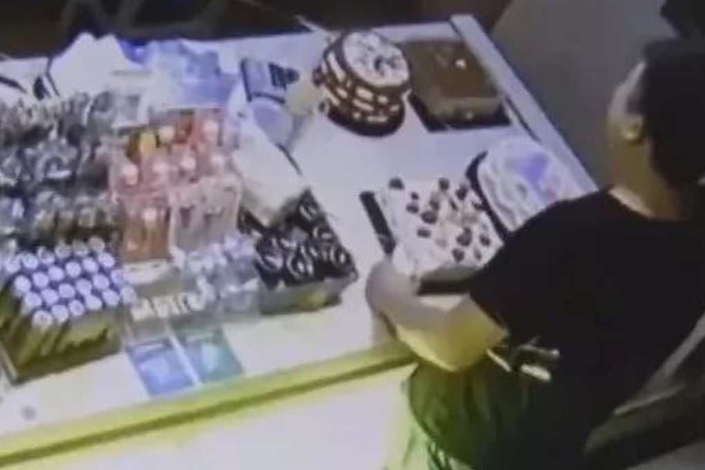 The man is seen in the video choosing from four display cakes on the counter. Photo: news.ifeng.com