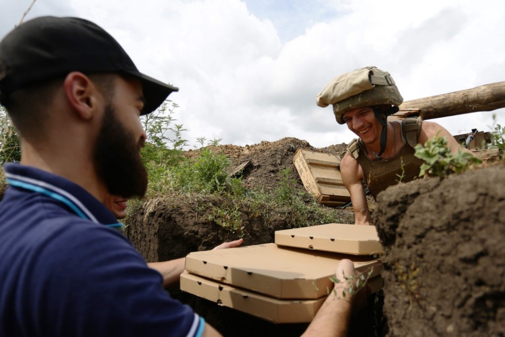 Aleksey Kachko, co-owner of Pizza Veterano delivers pizza to Ukrainian servicemen at the frontline with Russian-backed separatists on July 19. Photo: Agence France-Presse