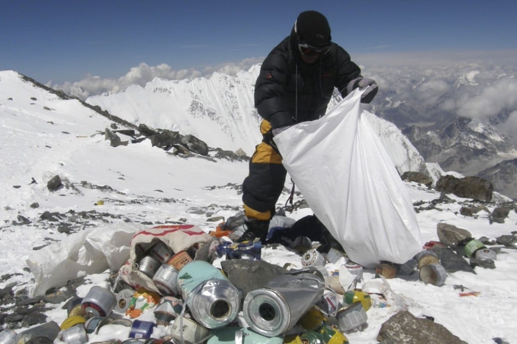 This file picture shows a Nepalese sherpa collecting garbage, left by climbers, at an altitude of 8,000 metres during a clean-up expedition at Mount Everest. Photo: Agence France-Presse