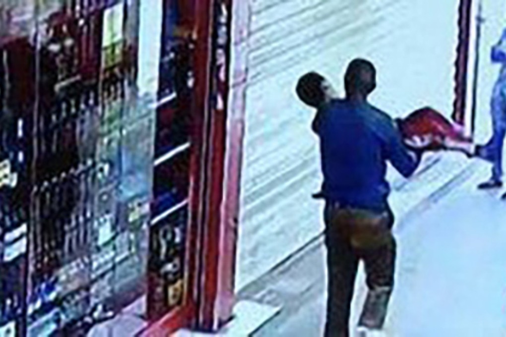 A man was seen carrying the boy away outside a supermarket. Photo: m.people.cn
