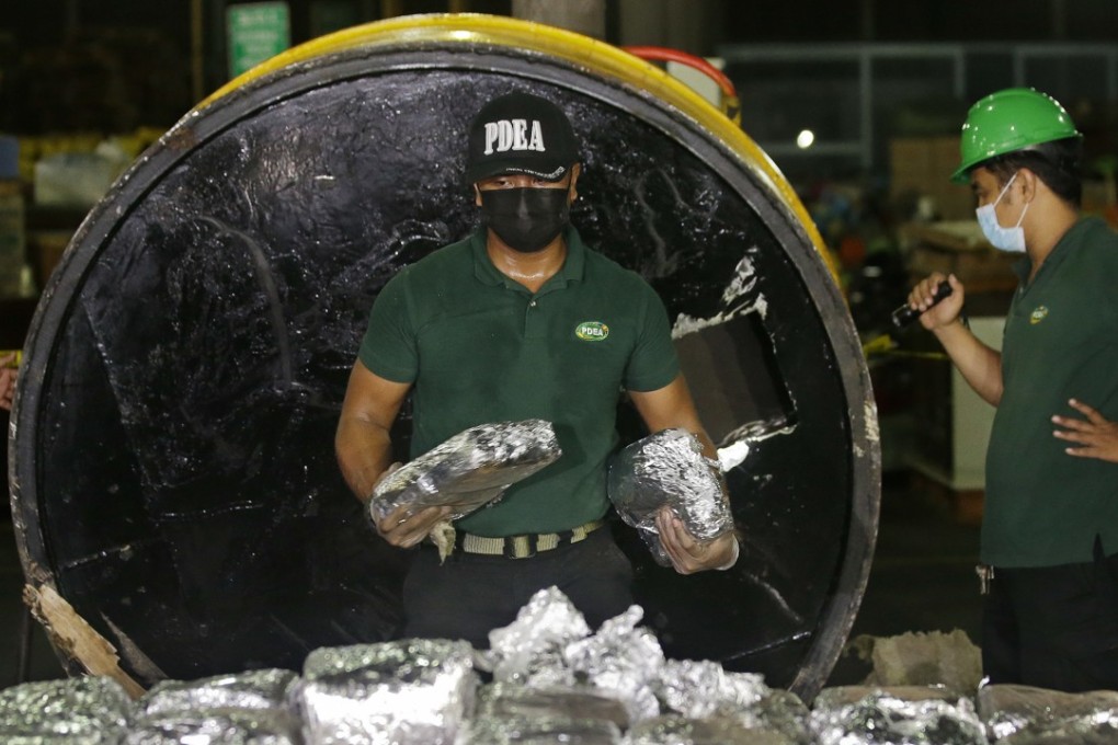 A member of the Philippine Drug Enforcement Agency (PDEA) collects packs of methamphetamine in Manila on Tuesday. Officials said they seized about 500 kilograms (1100 pounds), one of the largest seizures during President Rodrigo Duterte’s term. Photo: AP
