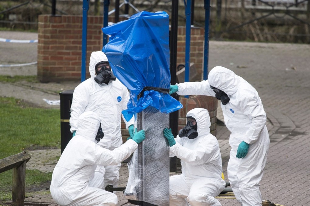 Army officers remove the bench where Sergei Skripal and his daughter Yulia were found in Salisbury, England in March. Photo: EPA
