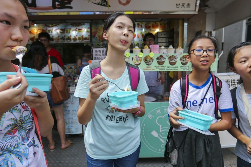 Hong Kong middle school pupils on Cheung Chau Island using reusable containers and cutlery. Photo: Xiaomei Chen