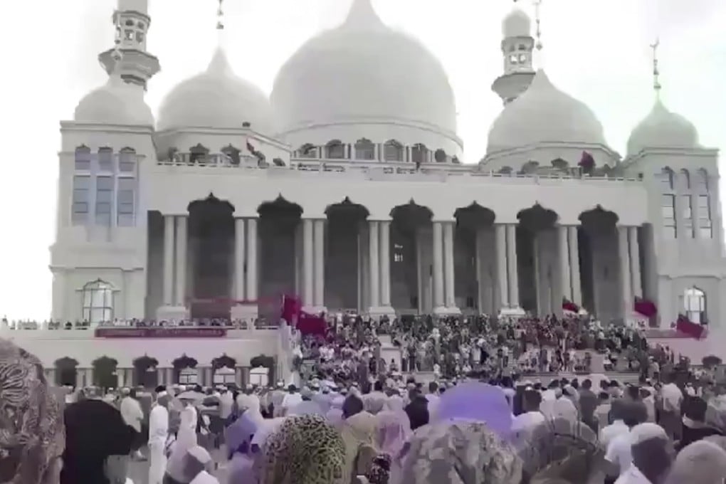 Chinese Muslims from the Hui ethnic group gathered on Thursday to defend the Weizhou Grand Mosque from the wrecking crews. Photo: WeChat