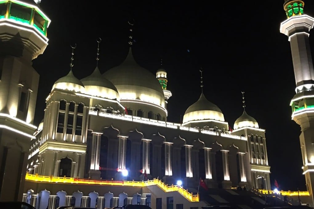 Protesters in northern China ended their protest outside the Weizhou Grand Mosque in Ningxia after local authorities delayed plans to demolish it. Photo: AP