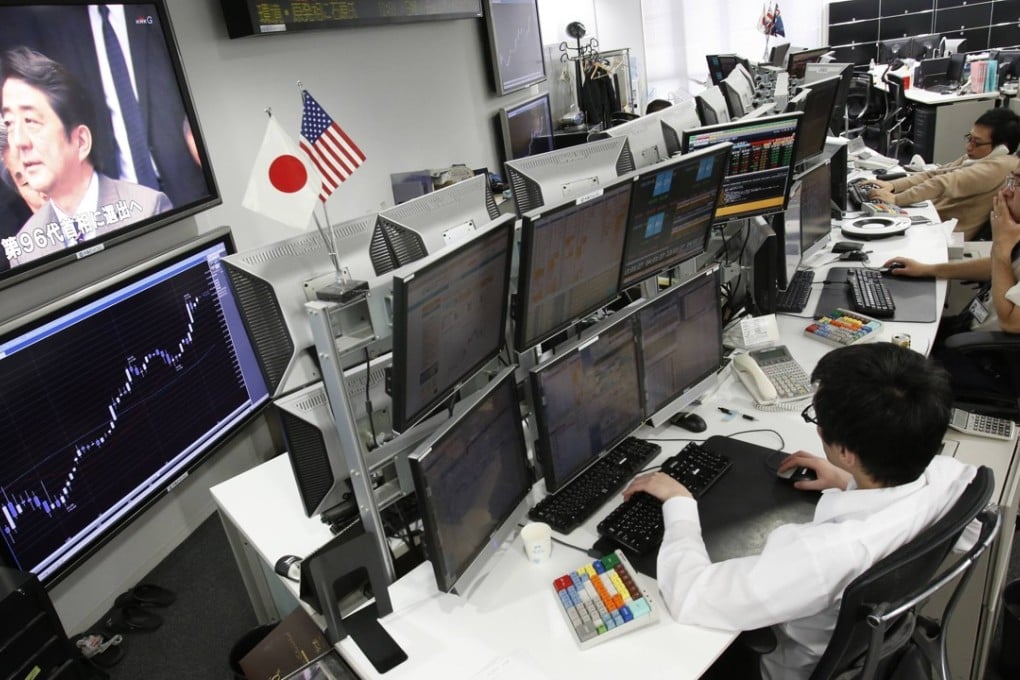 Employees of a foreign exchange trading company in Tokyo on December 26, 2012. Photo: REUTERS