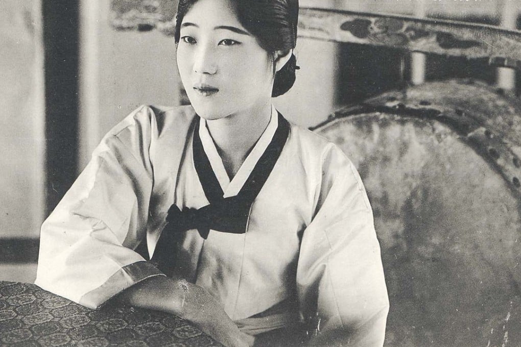 A Korean dancing girl is taken to 19th century France in The Court Dancer by Shin Kyung.