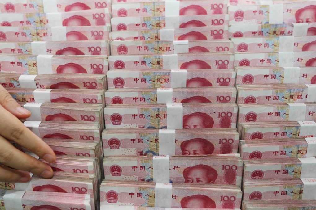 A bank teller counts yuan banknotes in Lianyungang, Jiangsu province, in east China. Photo: AFP