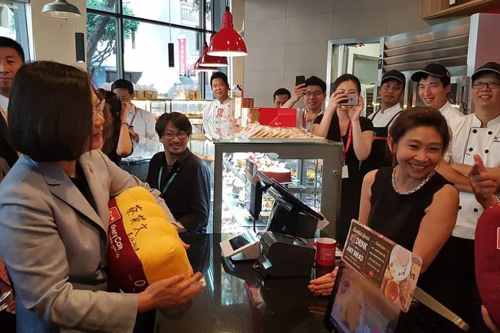 Photos showed Taiwanese President Tsai Ing-wen buying coffee at the 85C coffee shop in Los Angeles. Photo: Facebook