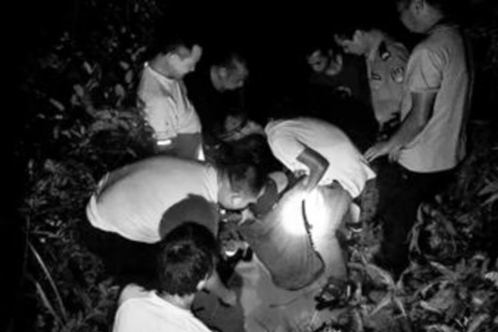 Rescuers had to carry the man off the mountain on a stretcher. Photo: chinanews.com