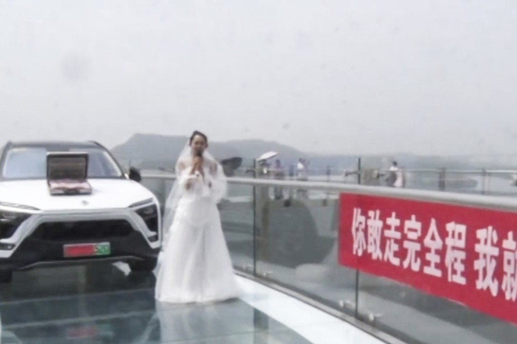 The woman challenged her boyfriend to cross the glass bridge. Photo: Thepaper.cn