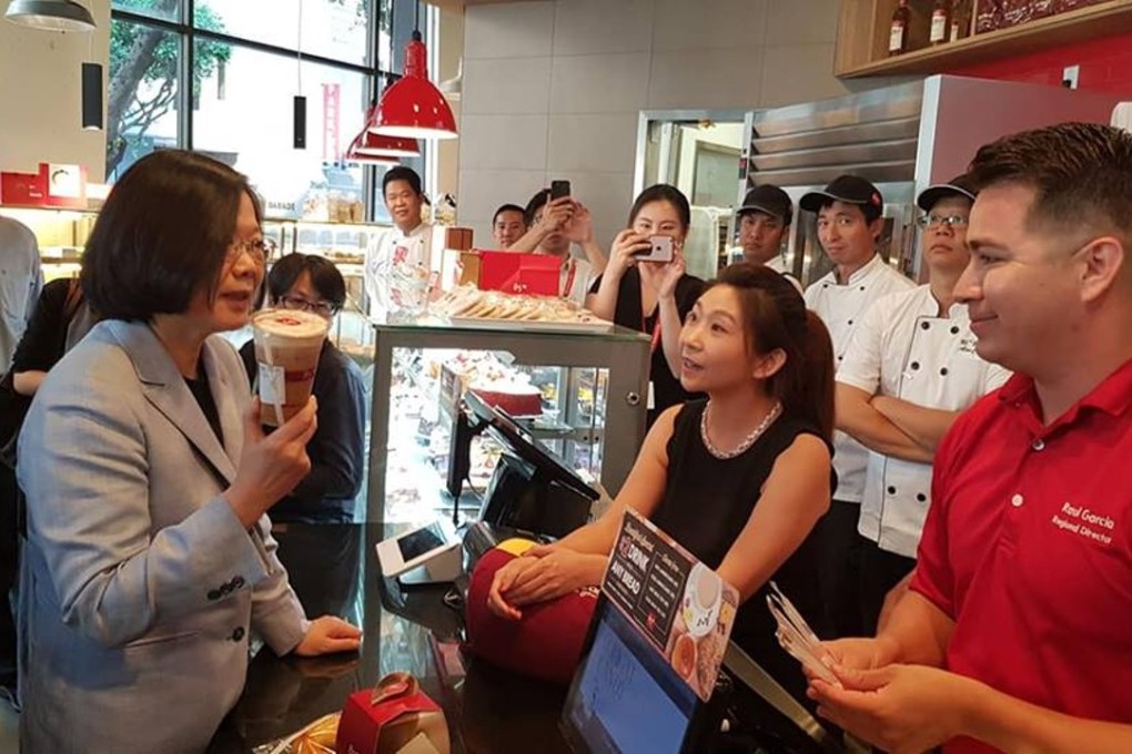 Taiwanese President Tsai Ing-wen buys coffee during her stopover in Los Angeles. Source: Facebook