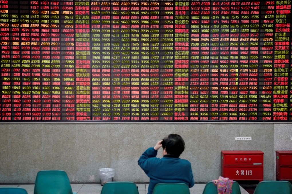 An investor looks at an electronic board showing stock information at a brokerage house in Shanghai, China November 24, 2017. Photo: Reuters