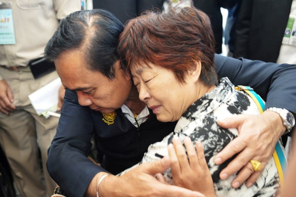Thai Prime Minister Prayuth Chan-ocha comforts a relative of Chinese tourists involved in the tourist boat accident. Photo: Reuters/Sooppharoek Teepapan