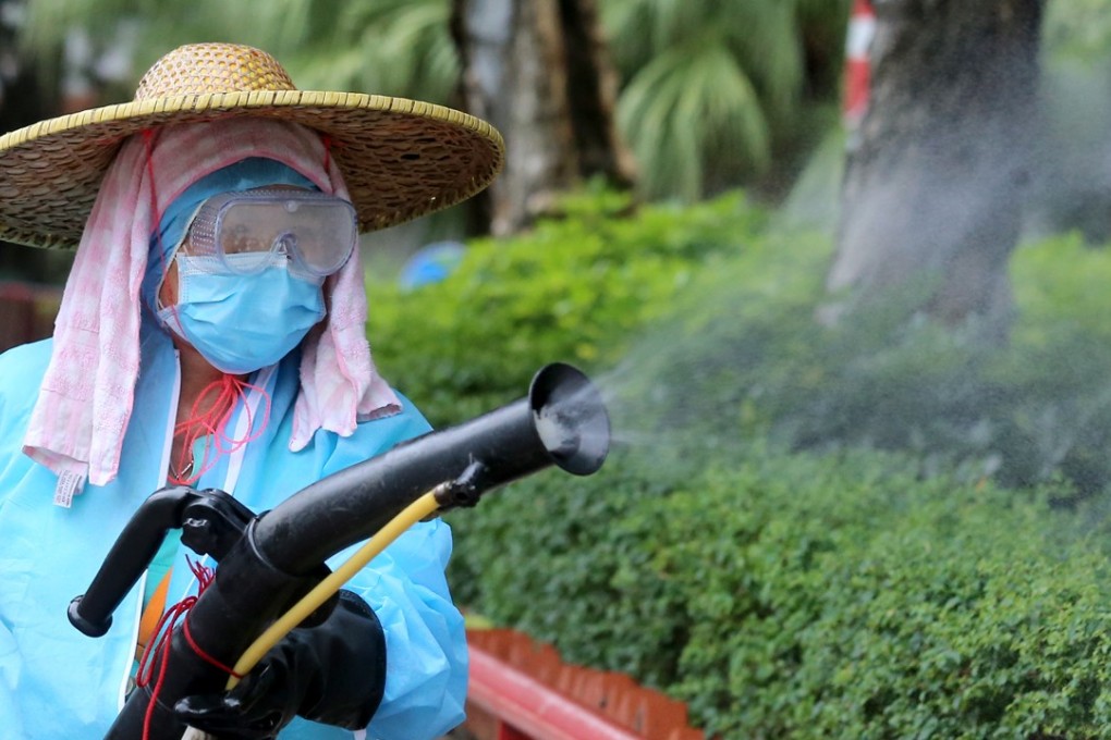 Employees from the Food and Environmental Hygiene Department begin mosquito control work at Tung Tau Estate in Wong Tai Sin. Photo: Dickson Lee