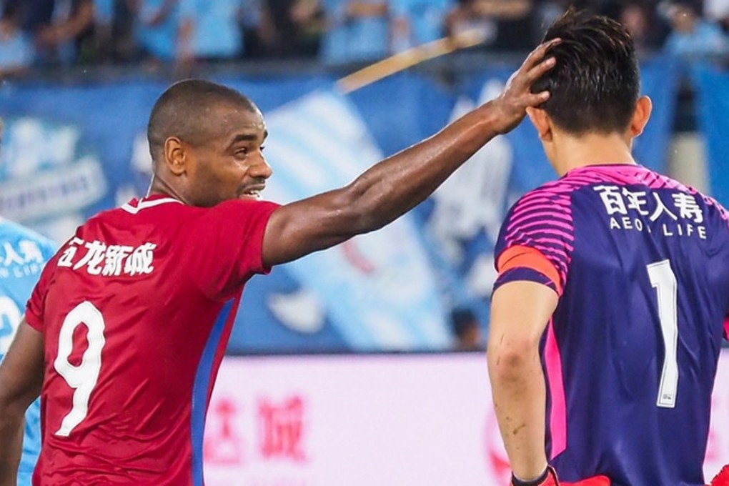 Ricardo Vaz Te touches Dalian Yifang goalkeeper Zhang Chong. Photo: Sina Sports/IC