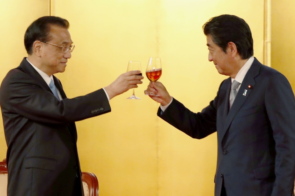 As Japan gets hit by tariffs in the US/China trade war it was inevitable that Beijing and Tokyo would set aside differences to shore up their economies. Here Japanese Prime Minister Shinzo Abe (R) makes a toast with Chinese Premier Li Keqiang in Tokyo earlier this year. Photo: Kyodo