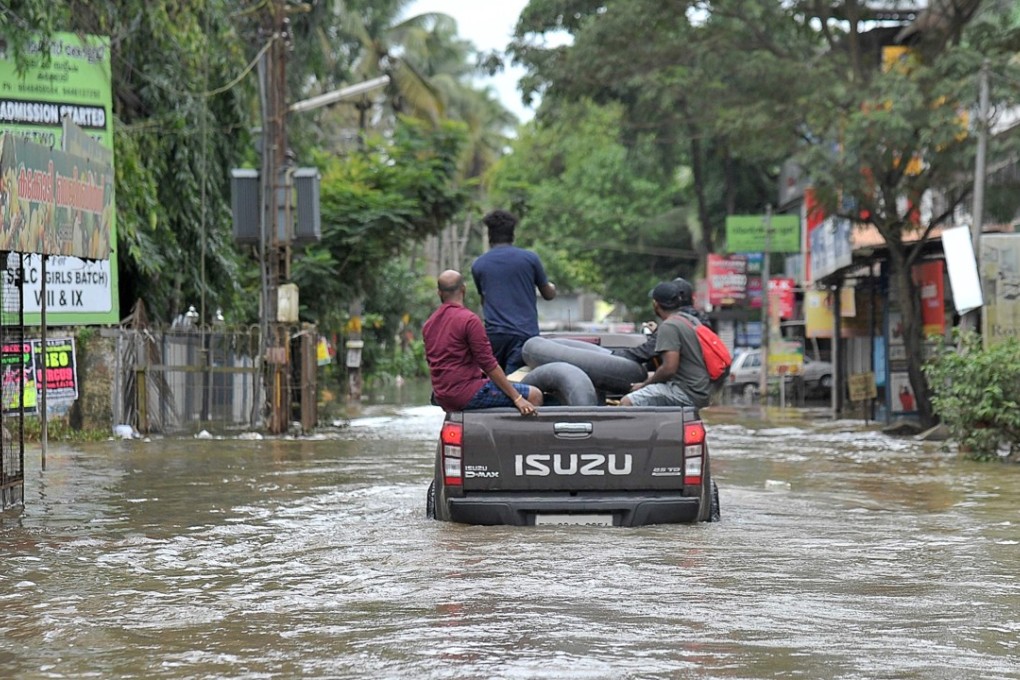Volunteers from the Kerala Adventure Sports Club carry aid in a village on the outskirts of Kozhikode district, about 385 km north of Trivandrum in the south Indian state of Kerala on August 17, 2018. Photo: AFP