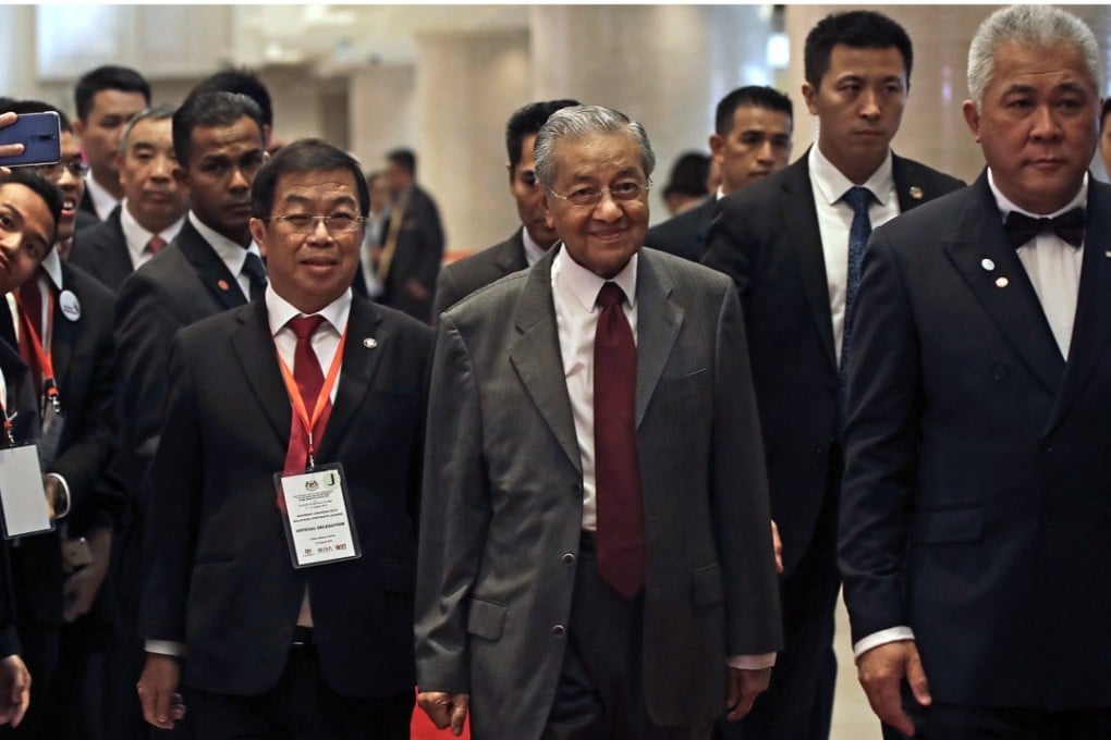 Malaysia’s Prime Minister Mahathir Mohamad is escorted by officials as he arrives at a hotel in Beijing for lunch with Malaysian businesses in China on August 19, 2018. Photo: AP