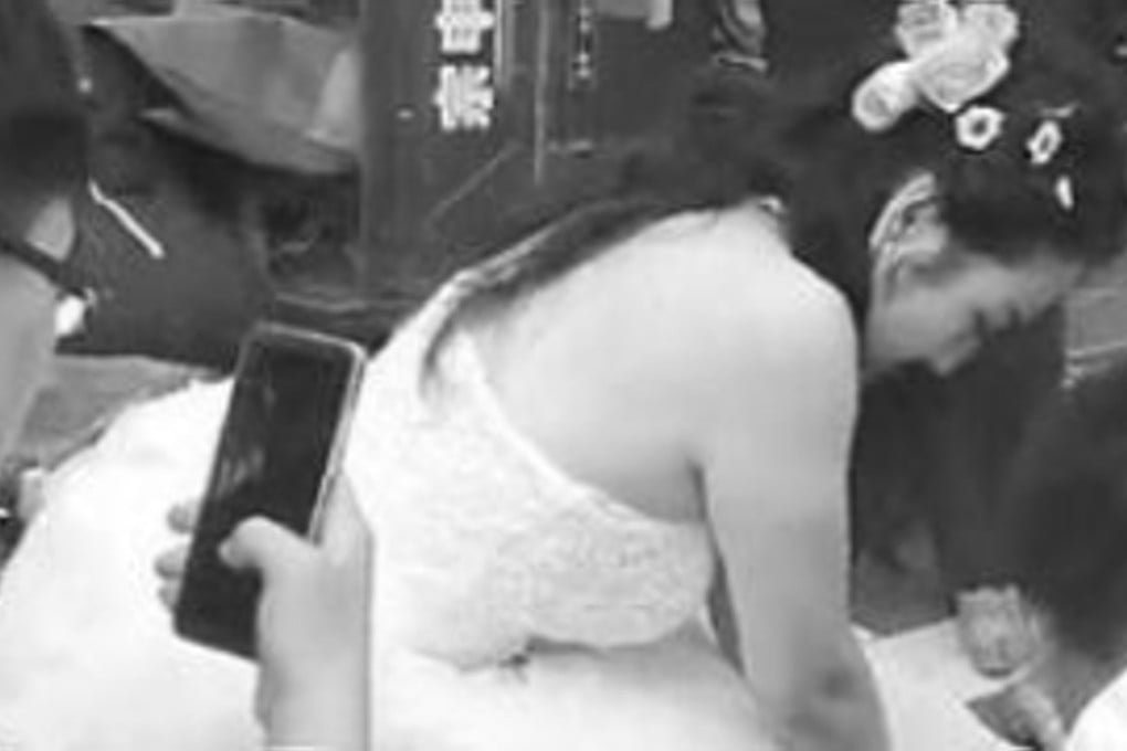 A Dalian nurse interrupts her wedding day celebrations to perform CPR on a traffic accident victim. Photo: Weibo