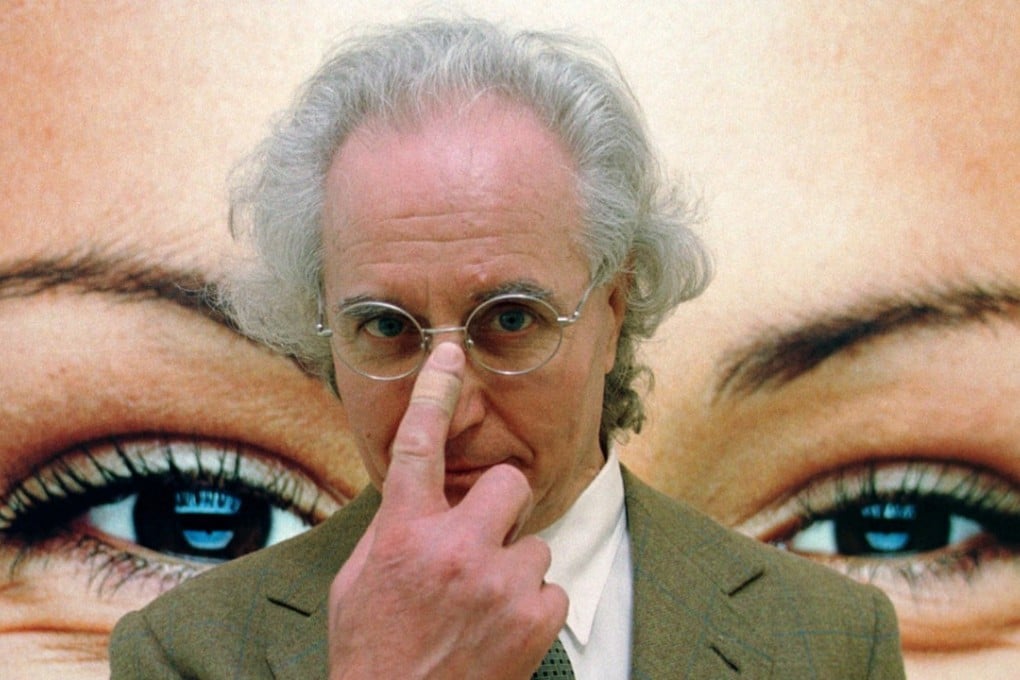 Italy's Benetton Group chairman Luciano Benetton pòses for photographers during the opening of a new store in Seville March 10, 2000. Photo: Reuters