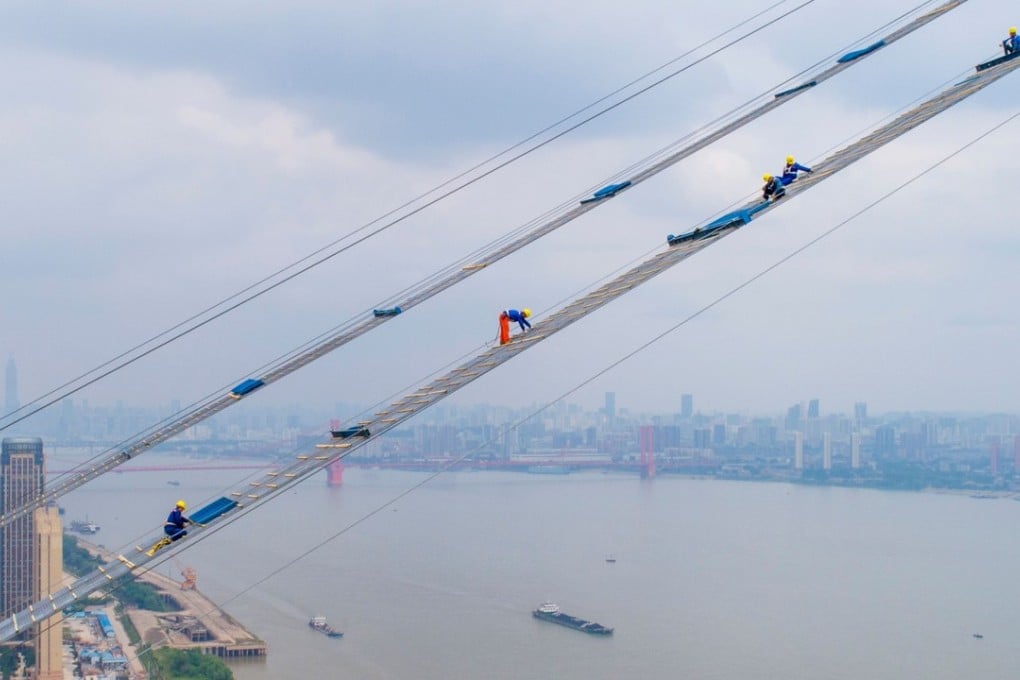 Construction workers help build a new bridge across the Yangtze in Wuhan city. Photo: AFP