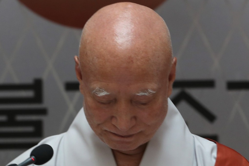 Seoljeong, executive chief of the Jogye Order of Korean Buddhism, bows his head after announcing his resignation at the headquarters of the country’s largest Buddhist sect in Seoul, South Korea on August 21, 2018. Photo: EPA