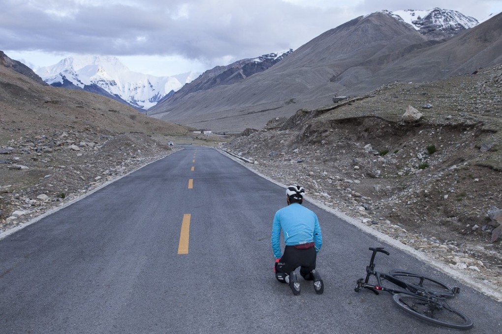 Zhou Zhuangchen is the first man to “Everest” Mount Everest on the road to base camp. Photo: Mathias Magg