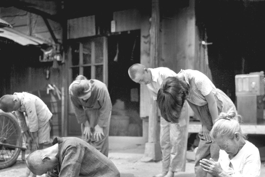 Japanese people lower their head toward the Imperial Palace in Tokyo as Emperor Hirohito announces Japan’s defeat in the second world war. Photo: AP