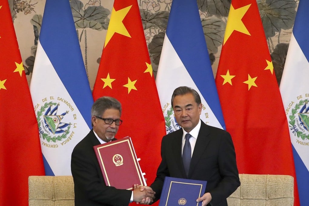 El Salvadoran Foreign Minister Carlos Castaneda (left) and his Chinese counterpart Wang Yi shake hands at a signing ceremony to mark the establishment of diplomatic relations between the two countries at the Diaoyutai State Guesthouse in Beijing on Tuesday. Photo: AP