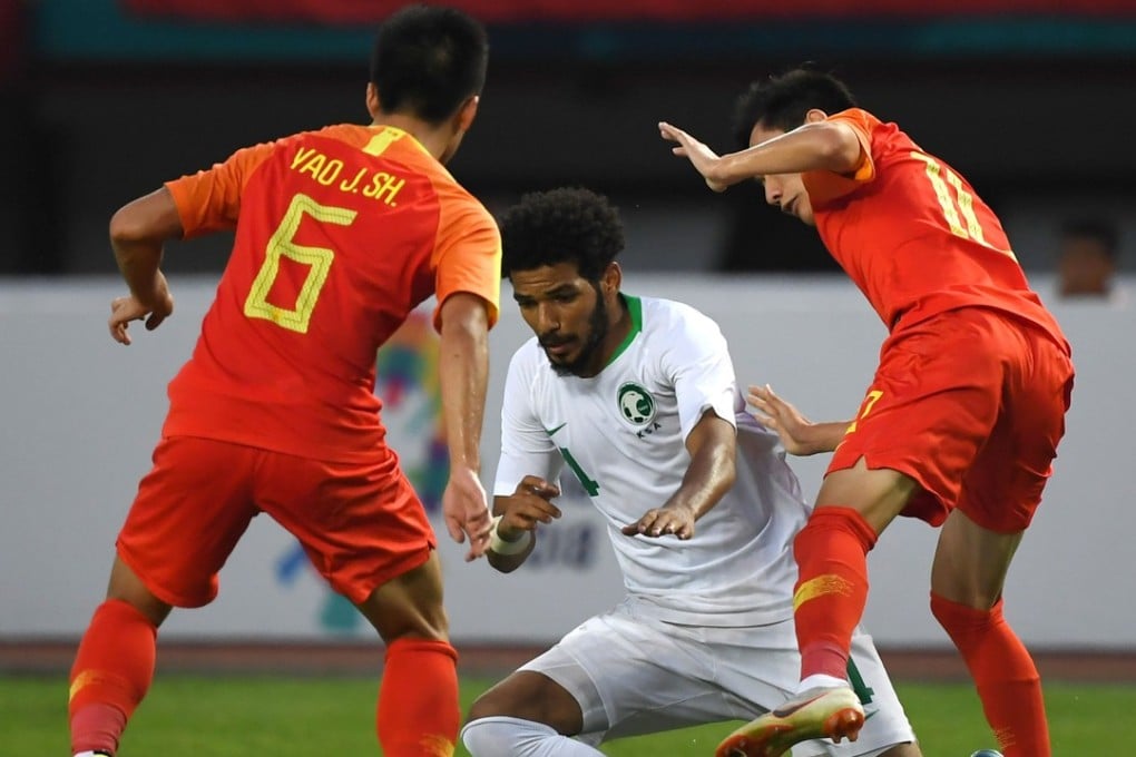 China's Yao Junsheng (left) and Tang Shi take on Saudi Arabia's Abdullah Ahmed Alyousif. Photo: AFP