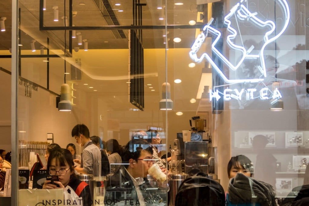 People wait in a long line at a Heytea shop in Shanghai. Photo: SIPA/Zuma/Alamy