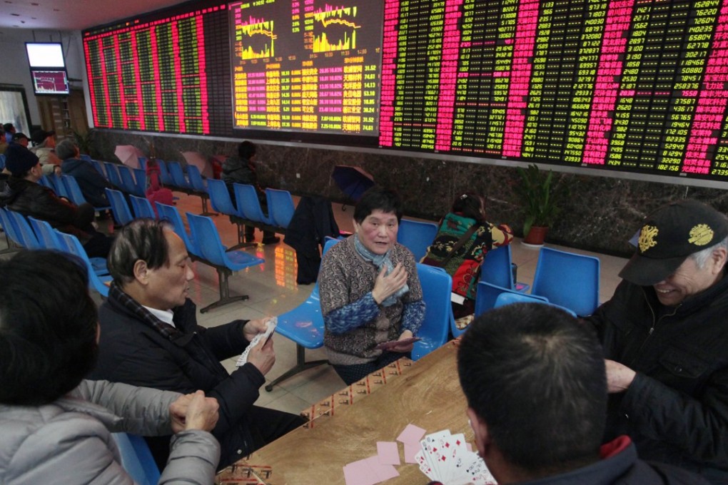 Day-trading investors taking a break at a trading hall in Shanghai on January 4, 2016. Contrary to global conventions, China’s stock market uses red to denote gains and advances and illustrates losses and declines in green. Photo: Xinhua/Zhuang Yi) (dhf)