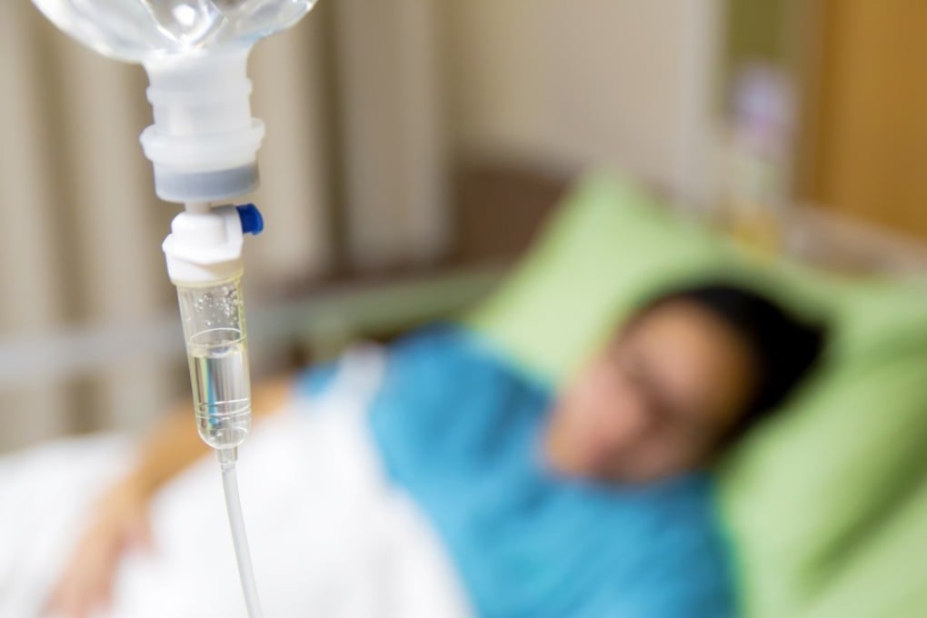 A nursing student tried to perform tracheal suction for the 61-year-old male patient. Photo: Shutterstock