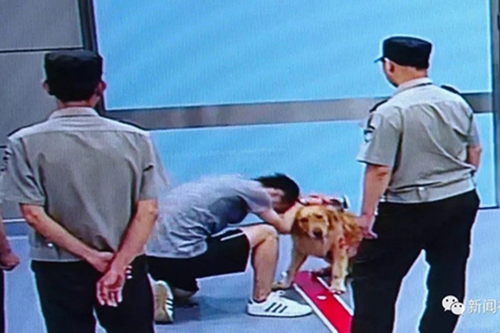 At one point the man knelt down and started crying. Photo: Weibo