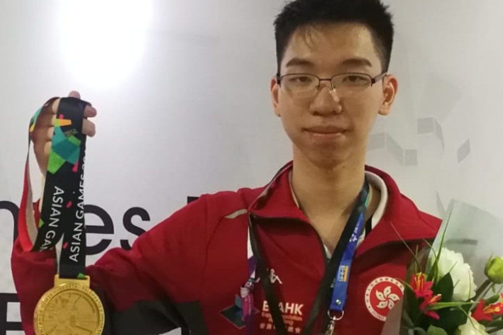 Lo Tsz-kin (Kin0531) shows off his Hearthstone gold medal. Photo: HKSF&OC
