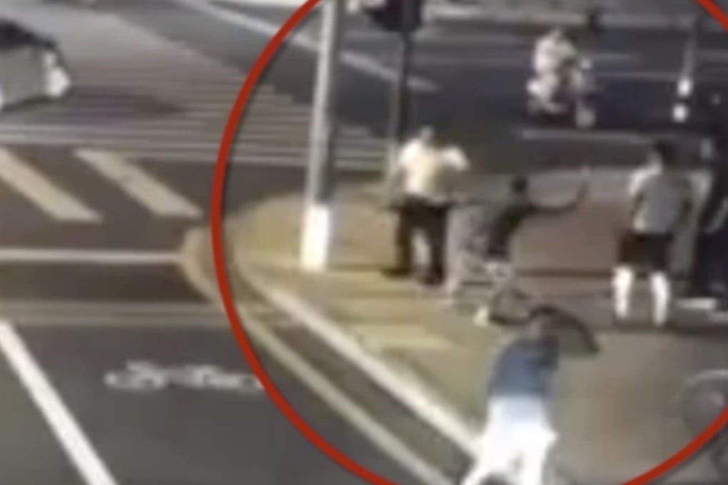 The driver, in a dark shirt, attacked the white-shirted cyclist with a machete. Source: Baidu