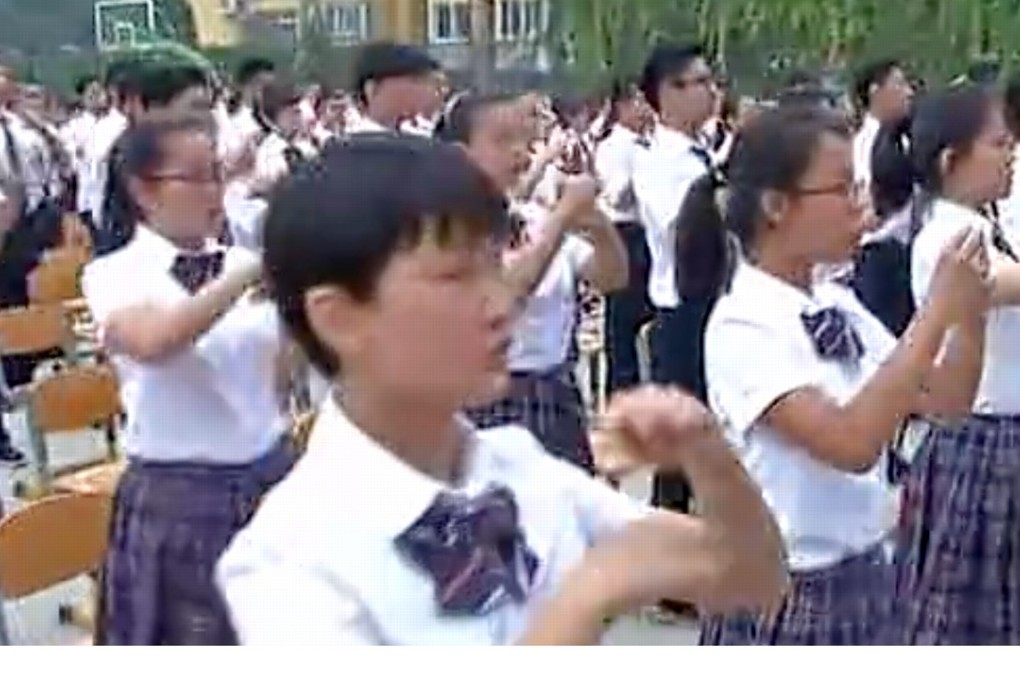 Pupils at the Beijing Qiyin Experimental School sign the national anthem. Photo: Iqiyi.com