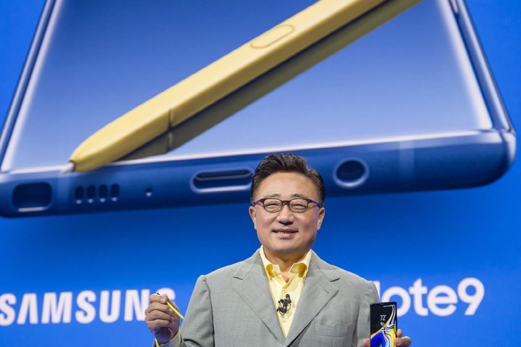 Koh Dong-jin shows off the new Samsung Galaxy Note 9. Photo: EPA-EFE/Samsung
