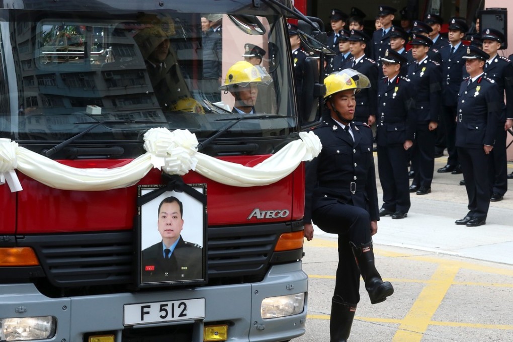 Colleagues send off principal fireman Leung Kwok-kei at Mong Kok Fire Station in 2014. Photo: K. Y. Cheng