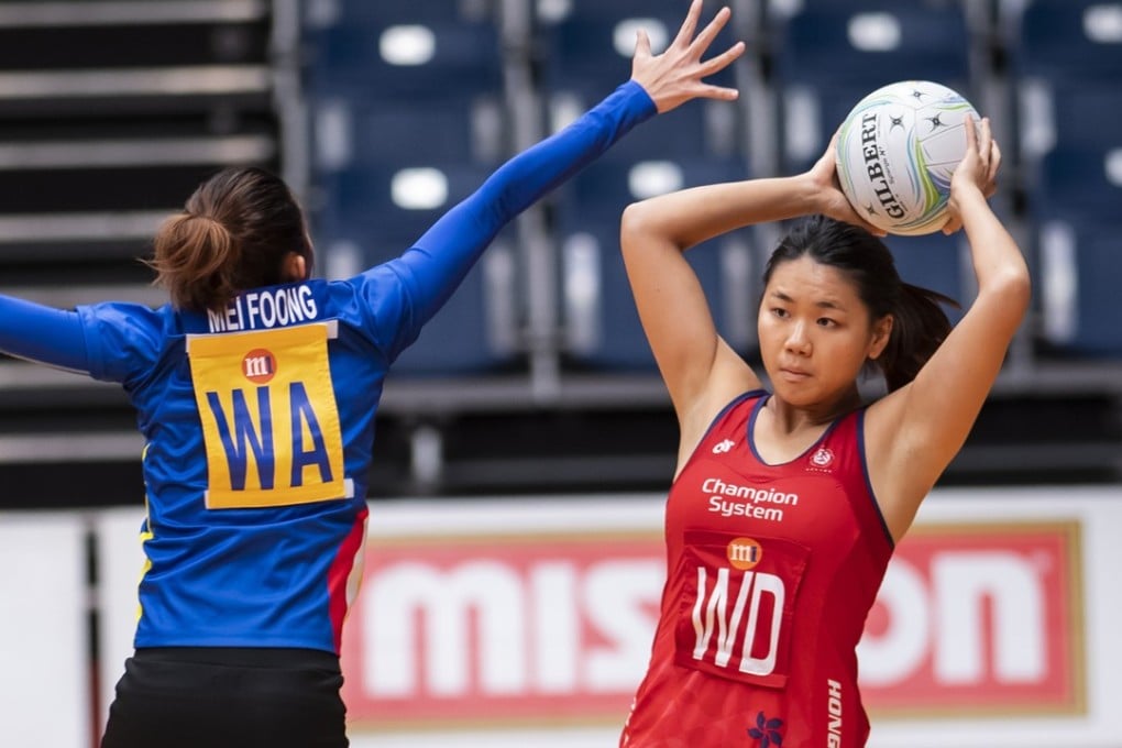 Hong Kong's Ann Lo looks for an option. Photos: Netball Singapore