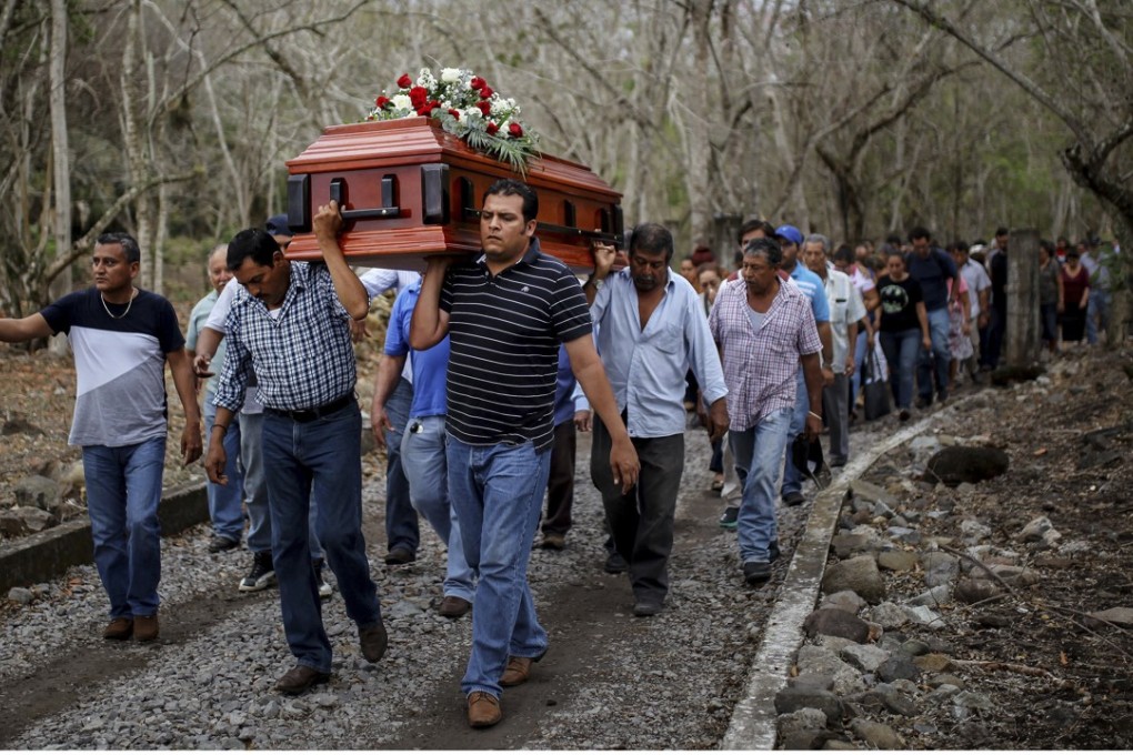 In this March 8, 2017, photo, members of the Solecito search group carry the coffin of Pedro Huesca, a police detective who disappeared in 2013 and was recently found in a mass grave, as they walk to the cemetery in Palmas de Abajo, Veracruz, Mexico. Veracruz is the location of a new mass grave, containing at least 166 human skulls. Photo: AP