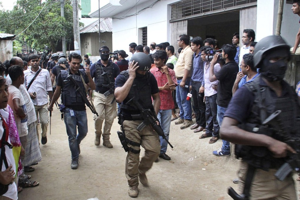 Bangladesh's Special Weapons and Tactics (SWAT) policemen return after a raid in Gazipur, Bangladesh, in 2016. Photo: AP