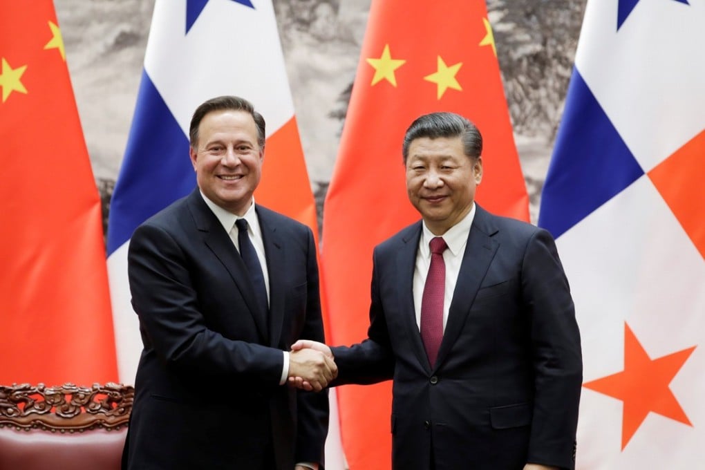 Panama's President Juan Carlos Varela (left) shakes hands with China's President Xi Jinping during a signing ceremony in Beijing on November 17, 2017. Photo: Reuters