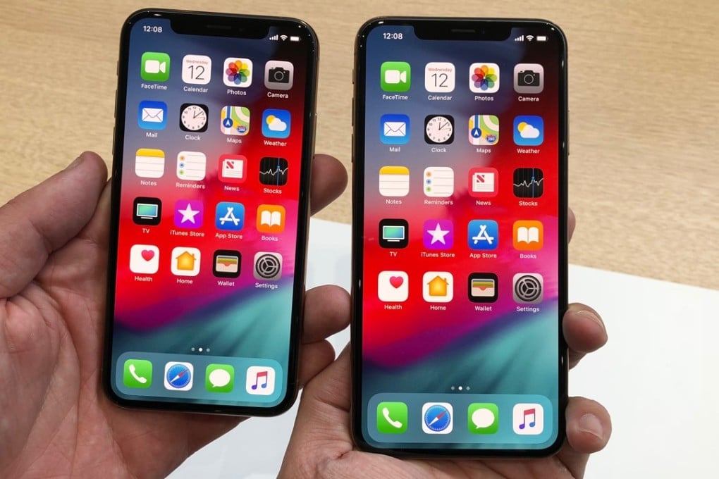 The iPhone XS (left) next to the iPhone XS Max. The XS has the same physical dimensions as the original iPhone X. The XS Max has a 6.5-inch OLED display. Photo: Ben Sin