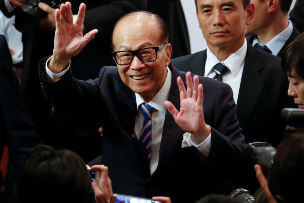 Li Ka-shing waves goodbye after announcing his retirement as the chairman of CK Hutchison Holdings, in Hong Kong on March 16. Photo: Reuters