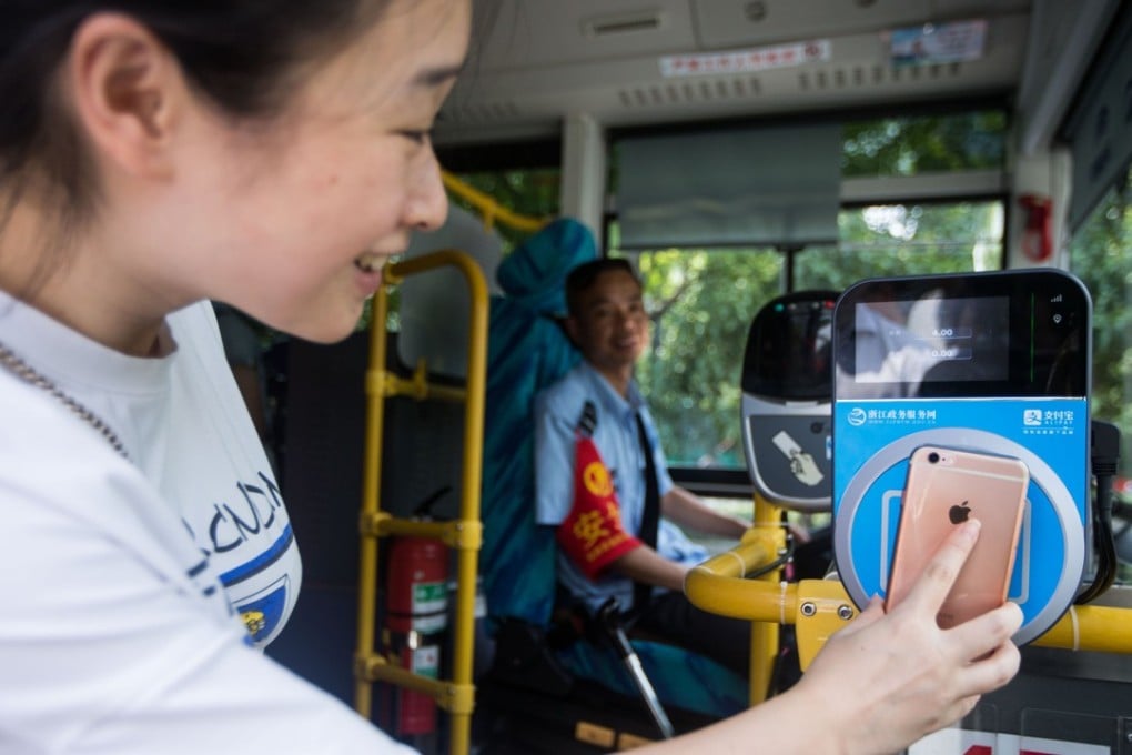 A passenger using Alipay to pay for a bus trip in Hangzhou, in east China's Zhejiang Province. Photo: Xinhua