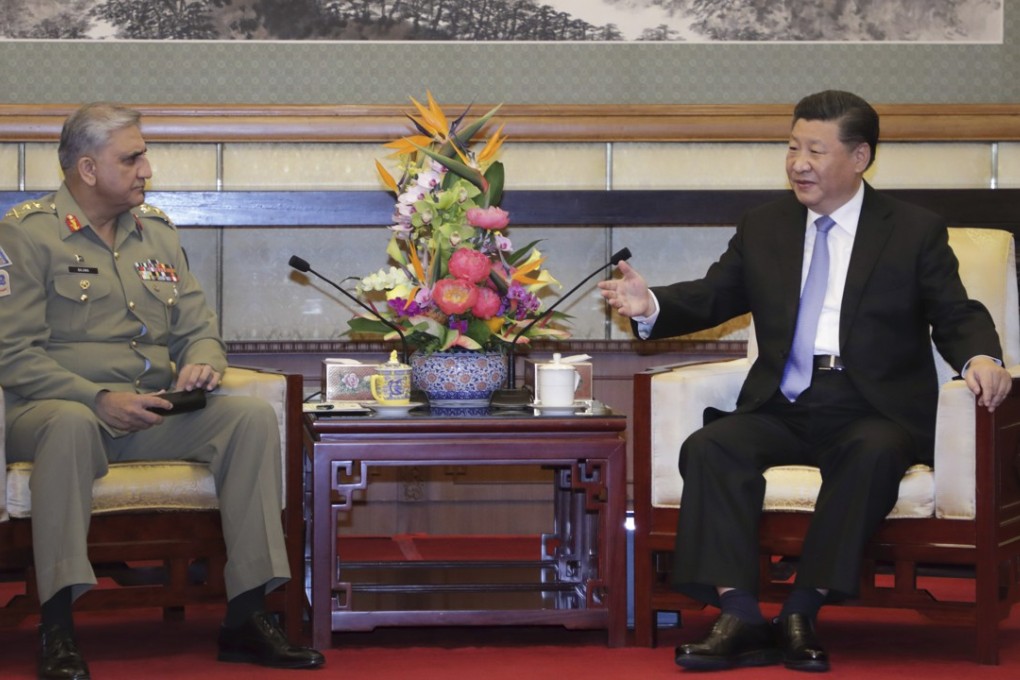 Chinese President Xi Jinping (right) with the Pakistani chief of staff Qamar Javed Bajwa. Photo: Xinhua