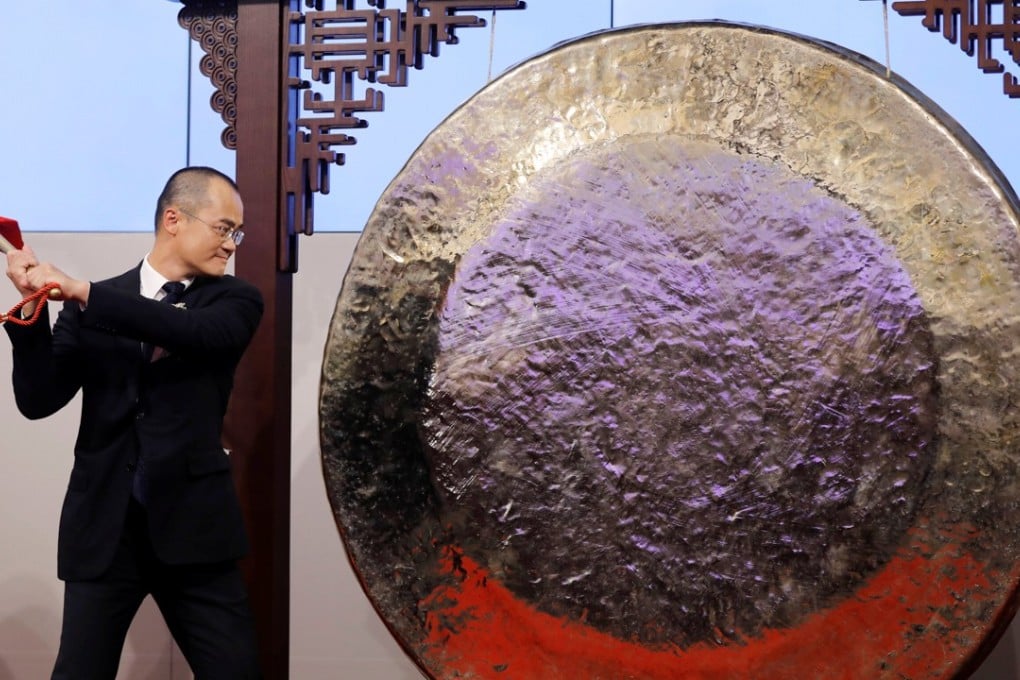 Wang Xing, the co-founder, chairman and chief executive of Meituan Dianping, prepares to hit the ceremonial gong on Thursday during the Beijing-based company’s trading debut at the Hong Kong stock exchange. Photo: Reuters