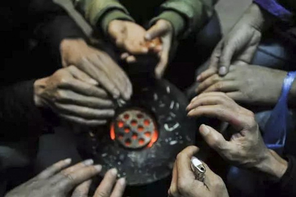 Chinese people warm their hands with coal. While coal is cheaper than natural gas, it is a far dirtier source of energy and is a big contributor to northern China’s choking smog. Photo: Sohu